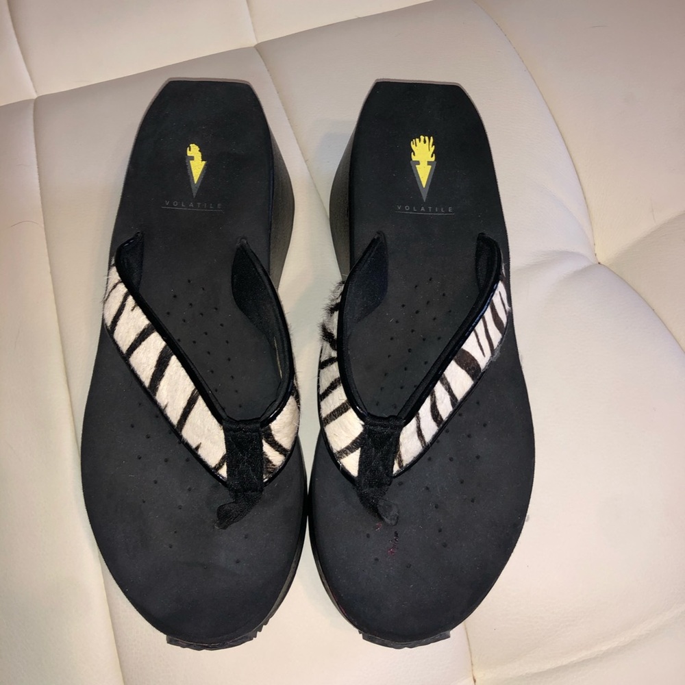 Volatile flip flops
